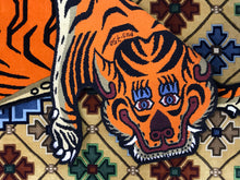 画像をギャラリービューアに読み込む, L 750 WOOL ★ TIBETAN TIGER RUG HIMALAYAN ORANGE / チベタンタイガーラグ 大 ウール製 ヒマラヤンオレンジ ネパール産 本物 チベット絨毯 虎柄 フロアマット ハンドクラフト インテリア カーペット 通販