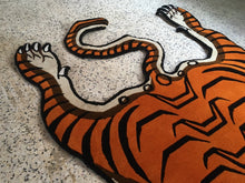 画像をギャラリービューアに読み込む, XL WOOL ★ TIBETAN TIGER RUG HIMALAYAN ORANGE / チベタンタイガーラグ 大 ヴィスコース製 ヒマラヤンオレンジ ネパール産 本物 チベット絨毯 虎柄 フロアマット 手織り ハンドクラフト インテリア カーペット 通販