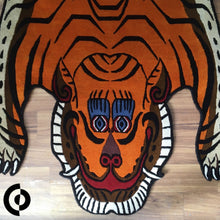 画像をギャラリービューアに読み込む, XL WOOL ★ TIBETAN TIGER RUG HIMALAYAN ORANGE / チベタンタイガーラグ 大 ヴィスコース製 ヒマラヤンオレンジ ネパール産 本物 チベット絨毯 虎柄 フロアマット 手織り ハンドクラフト インテリア カーペット 通販