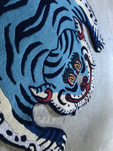 画像をギャラリービューアに読み込む, S 9697 WOOL ★ TIBETAN TIGER RUG SPECIAL LIMITED EDITION HIMALAYAN AQUERIUS BLUE / チベタンタイガーラグ 小 ヒマラヤンアクエリアスブルー ネパール産 本物 チベット絨毯 虎柄 玄関マット インテリア カーペット 通販