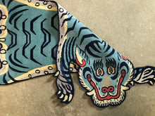 画像をギャラリービューアに読み込む, L β/Prototype WOOL ★ TIBETAN TIGER RUG SPECIAL EDITION HIMALAYAN AQUERIUS BLUE / チベタンタイガーラグ 大 ヒマラヤンアクエリアスブルー ネパール産 本物 チベット絨毯 虎柄 フロアマット インテリア カーペット 通販