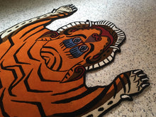 画像をギャラリービューアに読み込む, XL WOOL ★ TIBETAN TIGER RUG HIMALAYAN ORANGE / チベタンタイガーラグ 大 ヴィスコース製 ヒマラヤンオレンジ ネパール産 本物 チベット絨毯 虎柄 フロアマット 手織り ハンドクラフト インテリア カーペット 通販