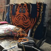 画像をギャラリービューアに読み込む, L 758 VISCOSE ★ TIBETAN TIGER RUG HIMALAYAN LIGHT PURPLE / チベタンタイガーラグ 大 ヴィスコース製 ヒマラヤンパープル 紫色 ネパール産 本物 チベット絨毯 虎柄 フロアマット 手織り ハンドクラフト インテリア カーペット 通販