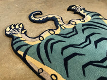 画像をギャラリービューアに読み込む, L β/Prototype WOOL ★ TIBETAN TIGER RUG SPECIAL EDITION HIMALAYAN AQUERIUS BLUE / チベタンタイガーラグ 大 ヒマラヤンアクエリアスブルー ネパール産 本物 チベット絨毯 虎柄 フロアマット インテリア カーペット 通販