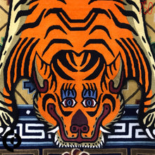 画像をギャラリービューアに読み込む, L 750 WOOL ★ TIBETAN TIGER RUG HIMALAYAN ORANGE / チベタンタイガーラグ 大 ウール製 ヒマラヤンオレンジ ネパール産 本物 チベット絨毯 虎柄 フロアマット ハンドクラフト インテリア カーペット 通販