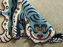 画像をギャラリービューアに読み込む, S 9697 WOOL ★ TIBETAN TIGER RUG SPECIAL LIMITED EDITION HIMALAYAN AQUERIUS BLUE / チベタンタイガーラグ 小 ヒマラヤンアクエリアスブルー ネパール産 本物 チベット絨毯 虎柄 玄関マット インテリア カーペット 通販