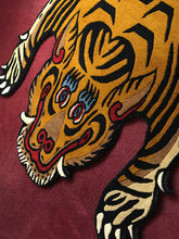 画像をギャラリービューアに読み込む, L 9687 WOOL ★ TIBETAN TIGER RUG HIMALAYAN BROWN / チベタンタイガーラグ 大 ウール製 ヒマラヤンブラウン 茶色 ネパール産 本物 チベット絨毯 虎柄 フロアマット ハンドクラフト インテリア カーペット 通販