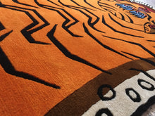 画像をギャラリービューアに読み込む, XL WOOL ★ TIBETAN TIGER RUG HIMALAYAN ORANGE / チベタンタイガーラグ 大 ヴィスコース製 ヒマラヤンオレンジ ネパール産 本物 チベット絨毯 虎柄 フロアマット 手織り ハンドクラフト インテリア カーペット 通販