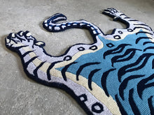 画像をギャラリービューアに読み込む, S 9697 WOOL ★ TIBETAN TIGER RUG SPECIAL LIMITED EDITION HIMALAYAN AQUERIUS BLUE / チベタンタイガーラグ 小 ヒマラヤンアクエリアスブルー ネパール産 本物 チベット絨毯 虎柄 玄関マット インテリア カーペット 通販