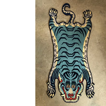 画像をギャラリービューアに読み込む, L β/Prototype WOOL ★ TIBETAN TIGER RUG SPECIAL EDITION HIMALAYAN AQUERIUS BLUE / チベタンタイガーラグ 大 ヒマラヤンアクエリアスブルー ネパール産 本物 チベット絨毯 虎柄 フロアマット インテリア カーペット 通販