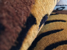 画像をギャラリービューアに読み込む, XS WOOL ★ TIBETAN TIGER RUG HIMALAYAN LIGHT BROWN / チベタンタイガーラグ 特小 ヒマラヤンライトブラウン ネパール産 本物 チベット絨毯 虎柄 玄関マット インテリア カーペット