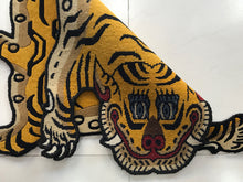 画像をギャラリービューアに読み込む, S YP WOOL ★ TIBETAN TIGER RUG HIMALAYAN LIGHT YELLOW / チベタンタイガーラグ 小 ヒマラヤンライトイエロー ネパール産 本物 チベット絨毯 虎柄 玄関マット インテリア カーペット