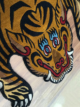 画像をギャラリービューアに読み込む, L9646 WOOL ★ TIBETAN TIGER RUG HIMALAYAN BROWN / チベタンタイガーラグ 大 ヒマラヤンブラウン ネパール産 本物 チベット絨毯 虎柄 フロアマット インテリア カーペット